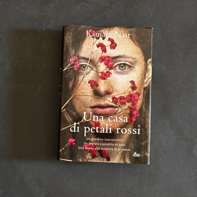 Una casa di petali rossi