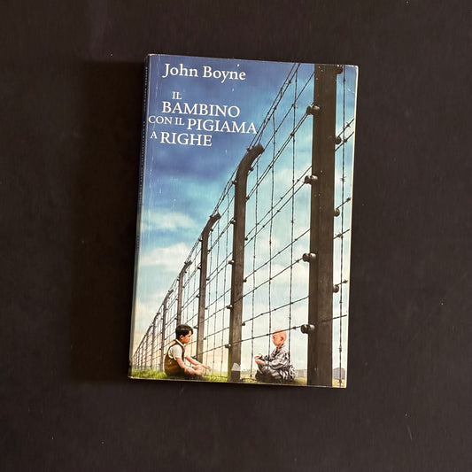 Il bambino con il pigiama a righe