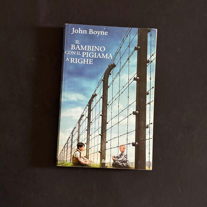 Il bambino con il pigiama a righe
