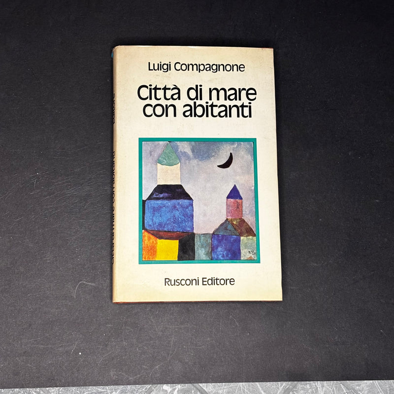 Città di mare con abitanti