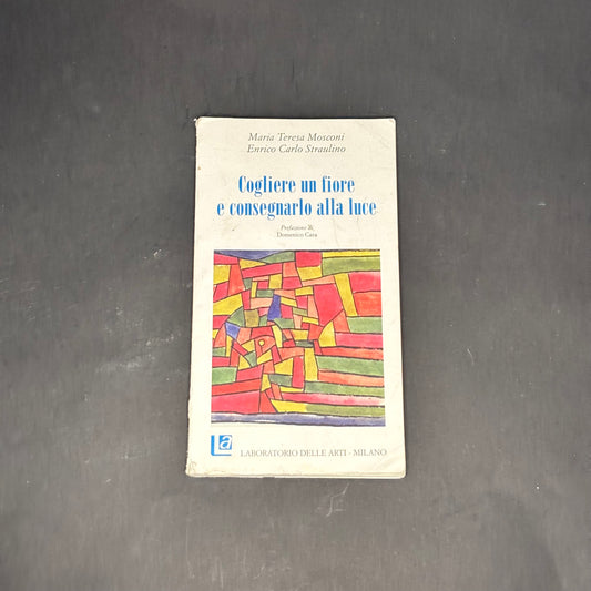 Cogliere un fiore e consegnarlo alla luce