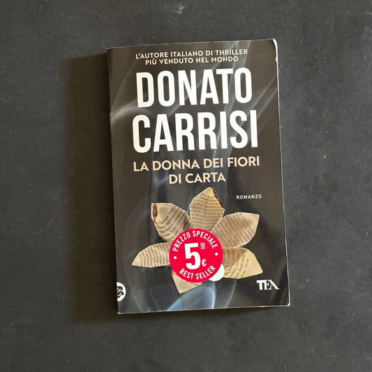 La donna dei fiori di carta