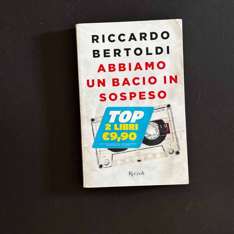 Abbiamo un bacio in sospeso (io e te)