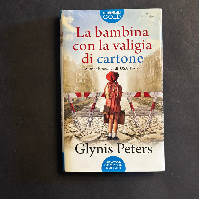 La bambina con la valigia di cartone