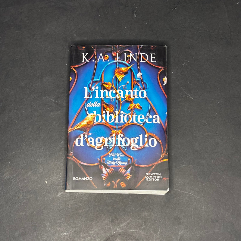 L’incanto della biblioteca d’agrifoglio
