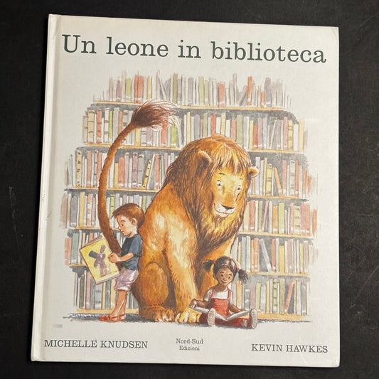 Un leone in biblioteca