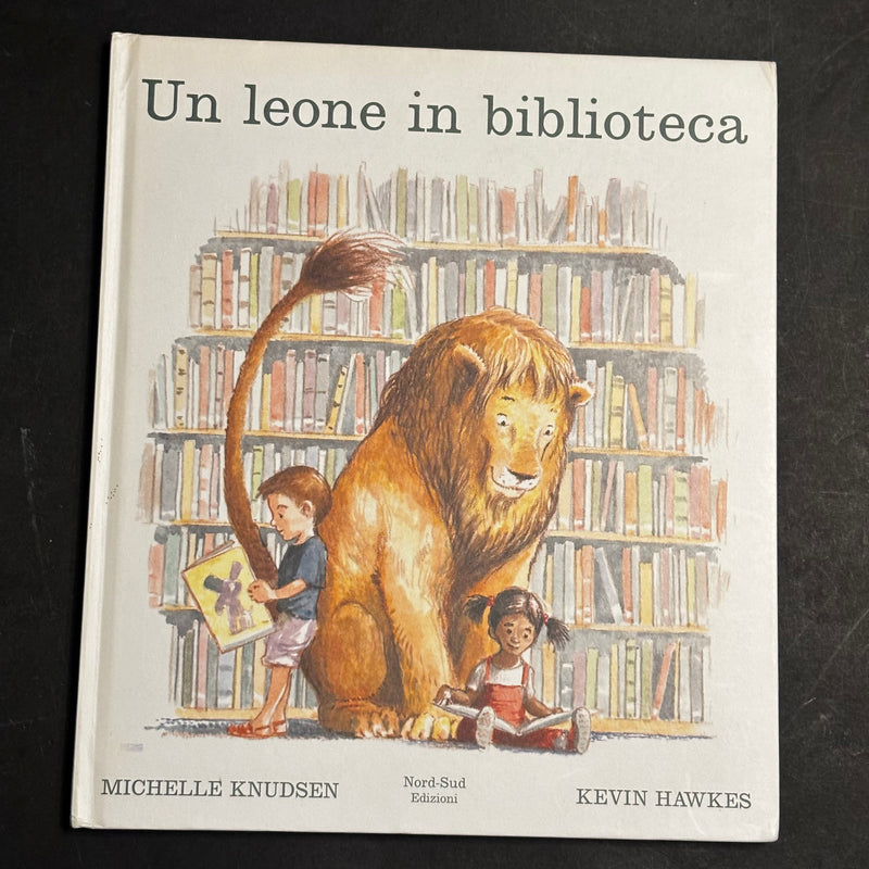 Un leone in biblioteca